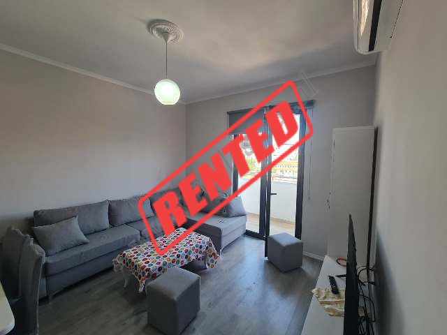Apartament 2+1 me qira ne rrugen Albanopoli prane Kompleksit Panorama ne Tirane.
Pozicionohet ne ka
